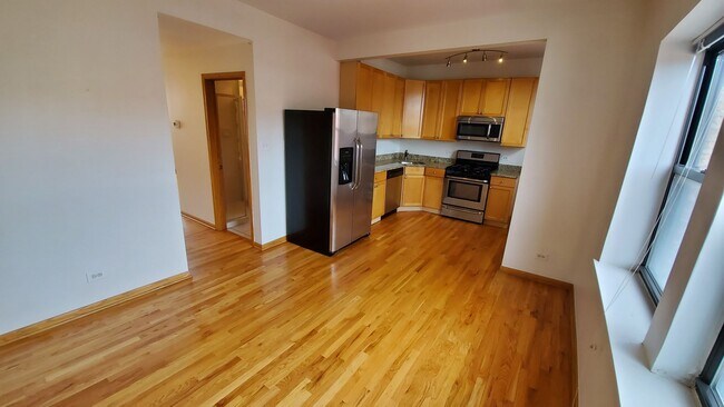Building Photo - Top Floor Near United Center with Lots of ...