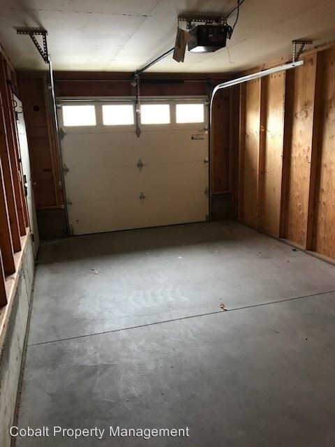 Building Photo - 839 NE Hidden Valley Dr