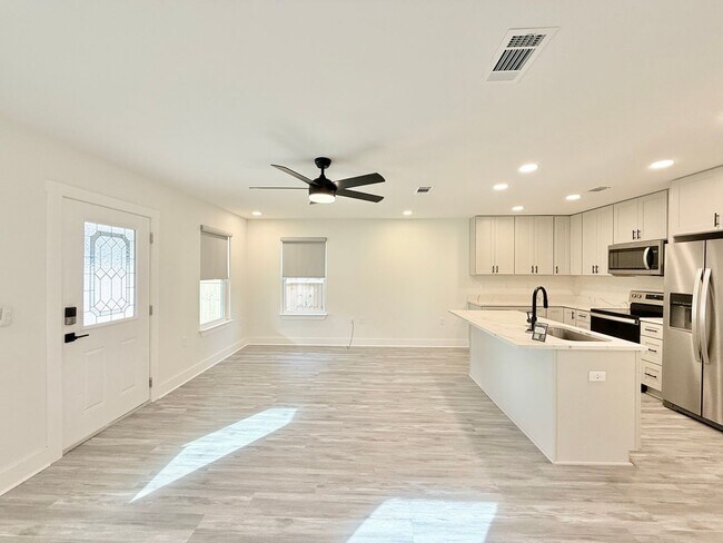 Foto del edificio - Modern Two-Bedroom Home