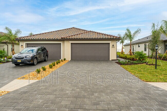 Foto del edificio - 16028 Sunny Day Dr