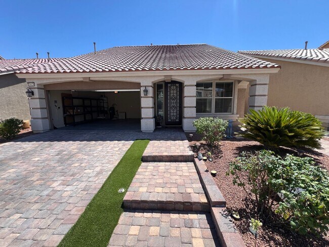 Foto del edificio - A Fantastic 4 Bedroom Home with the primary Downstairs, in Silverado Ranch