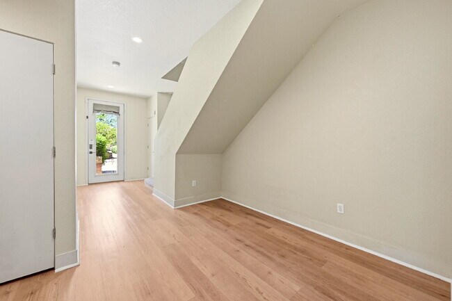 Foto del edificio - $2,595.95- 3 Bed, 3 Bath Townhome in Aurora with Central AC and In Unit Laundry!