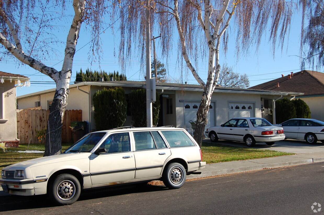 Building Photo - 1137-1139 White Dr