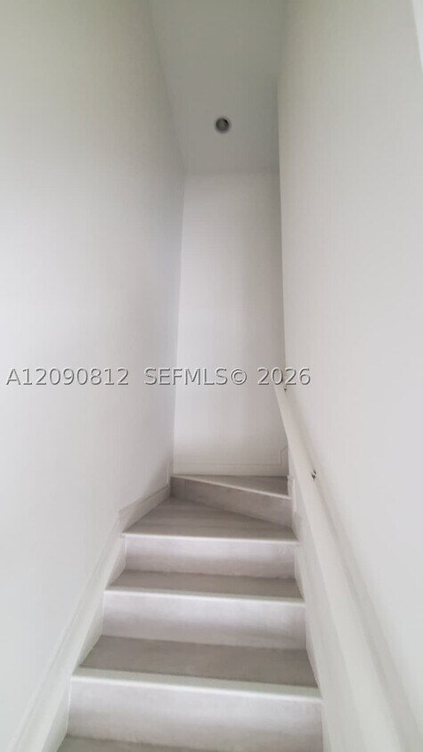 Building Photo - 652 NE 191st St