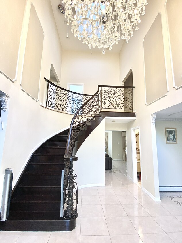 Foyer - 1 Wiltshire Dr