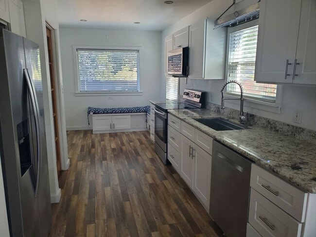 Building Photo - Spacious 3 BR/2 BR Family Home