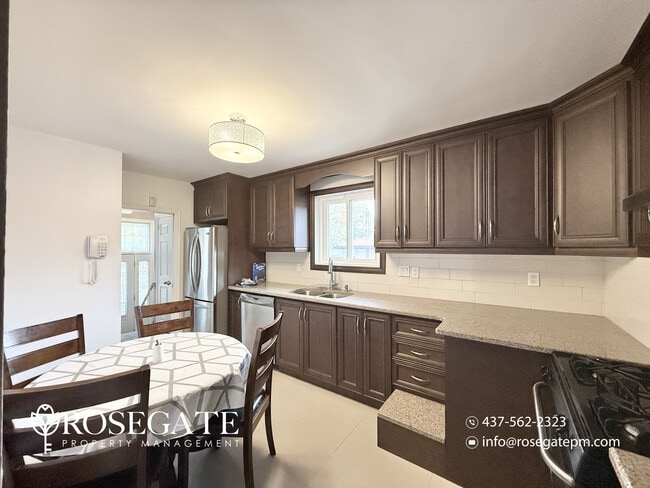 Photo du bâtiment - Spacious 3-Bedroom Home with Parking & Bal...