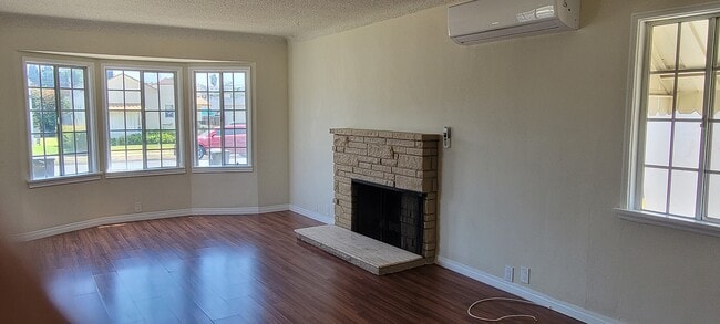 Livingvroom with fireplace - 1417 Milton Ave