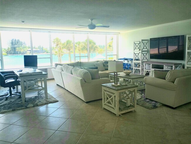 Foto del edificio - 100 Sands Point Rd