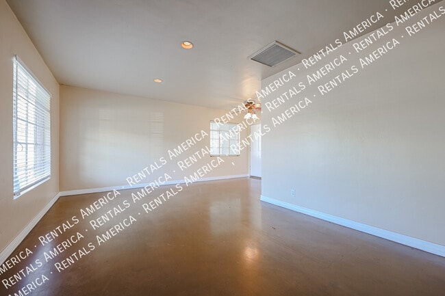 Building Photo - 2911 E Flower St