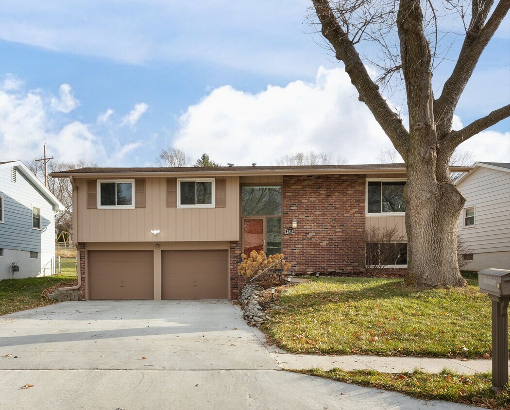 Primary Photo - 2519 N 98th Ave