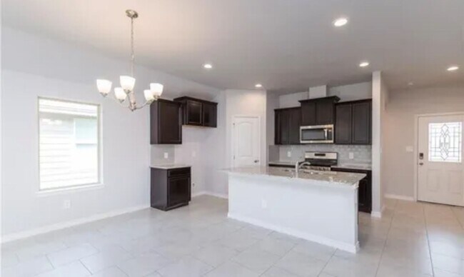 Foto del edificio - For Rent Half off Deposit Holiday Special