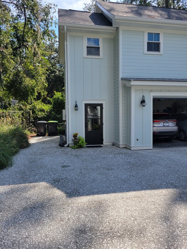 Separate Entrance - 114 S Hermitage Rd