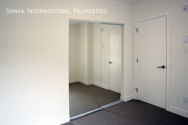 Building Photo - Modern 2 Bed, 2 Bath Condo in the Heart of...