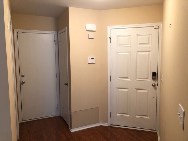 Foto del edificio - Move in Ready Town House in Charleston Park!