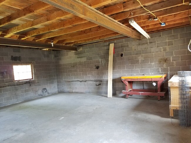 Building Photo - 3 bedroom 1 bath with large garage and shop
