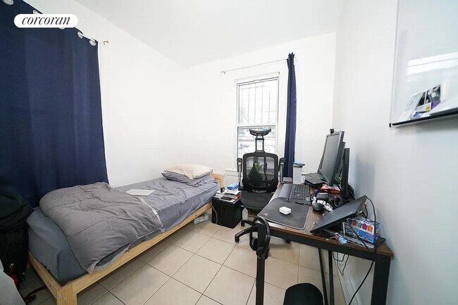 Foto del edificio - 32-63-63 47th St