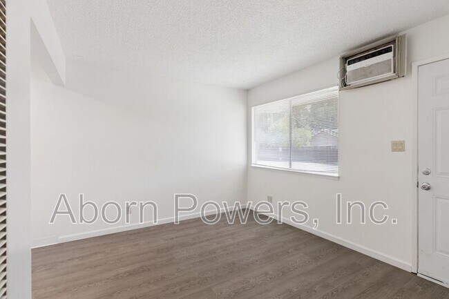 Foto del edificio - 2807-2813 Manor Dr