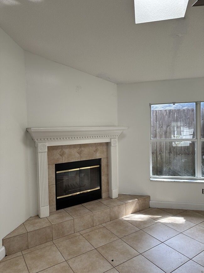 Building Photo - 495 Pyrus St