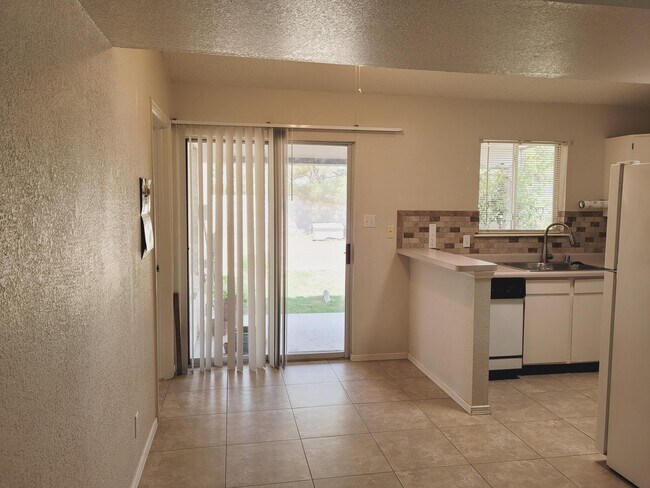 Building Photo - 709 La Chapa Ave