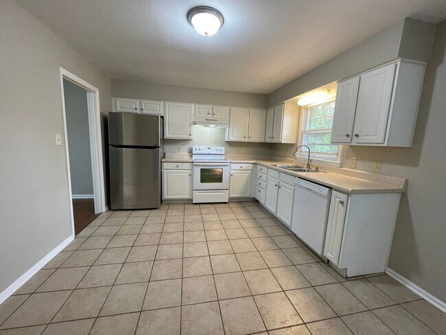 Building Photo - 3 bedroom and 1 bath Ranch House