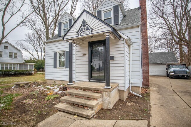 Building Photo - 483 Bank St