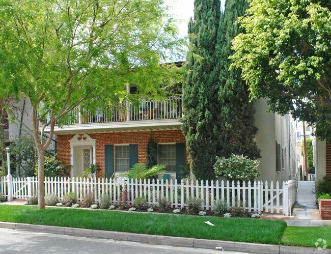 Building Photo - 125 S Crescent Dr