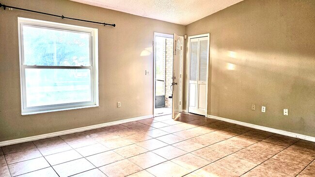 Foto del edificio - 1371 Melshire Ave