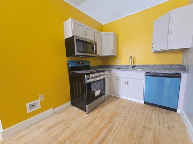 Building Photo - 27 E Main St