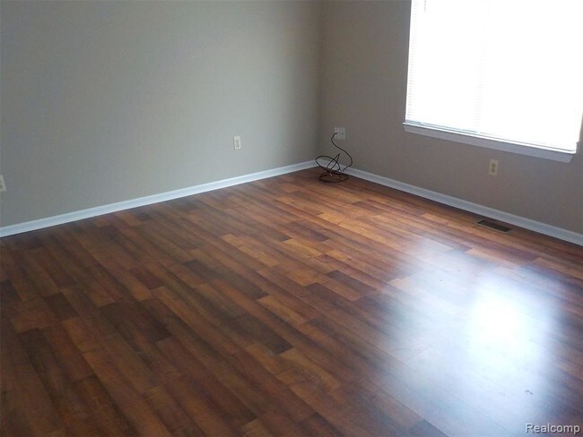 Foto del edificio - 48576 Sugarbush Rd