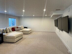 Building Photo - 690 S Edge Ln