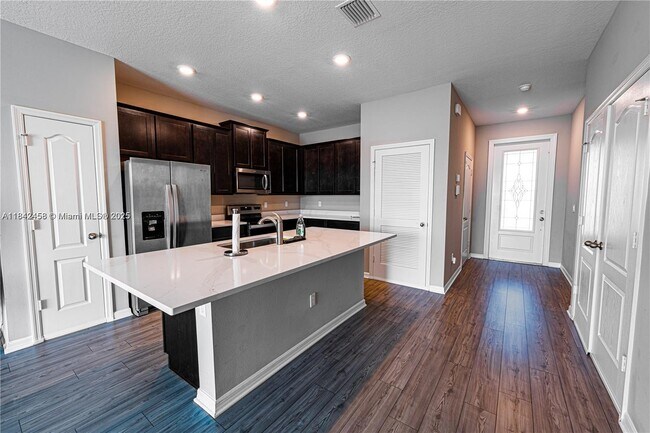 Foto del edificio - 5204 Jovial Ct