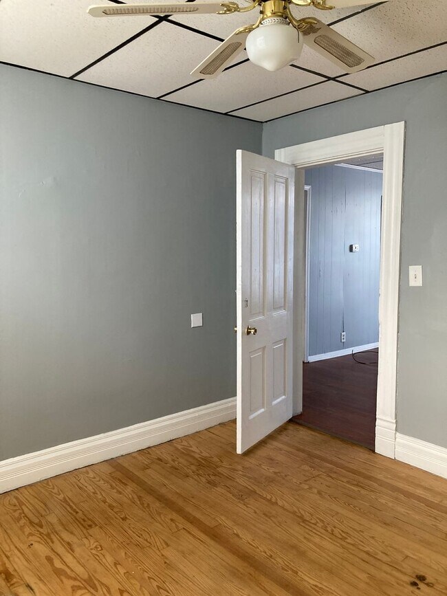 Building Photo - 3 bedroom house with fenced in back yard