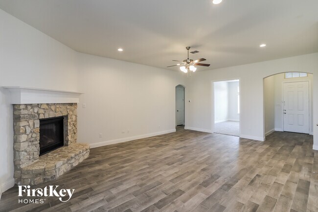 Building Photo - 608 Brody Trl