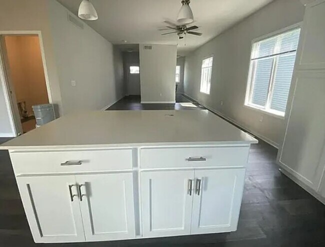 Foto del edificio - Newer 3BR 2.5ba house in Urbandale, available July 6th!
