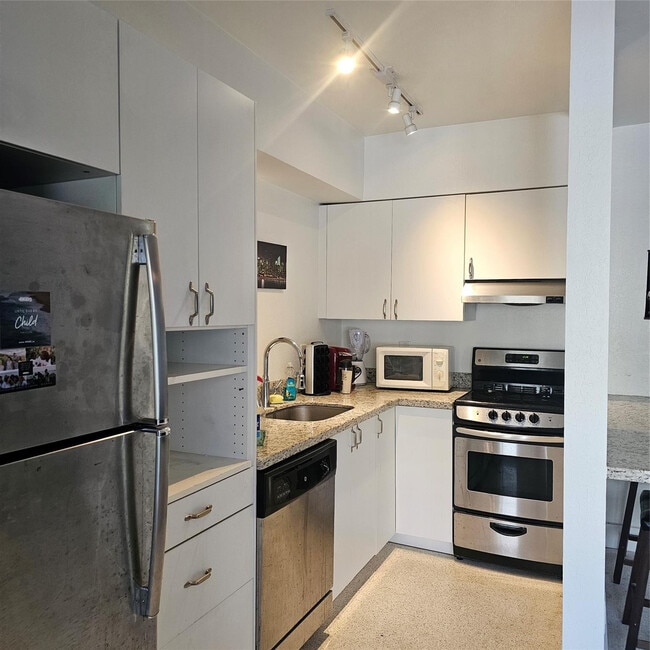 Building Photo - 1354 Bayview Dr