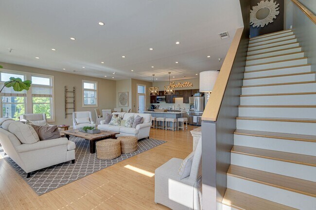 Foto del edificio - Stunning 3BR/2.5BA Condo in Prime Belmont/...