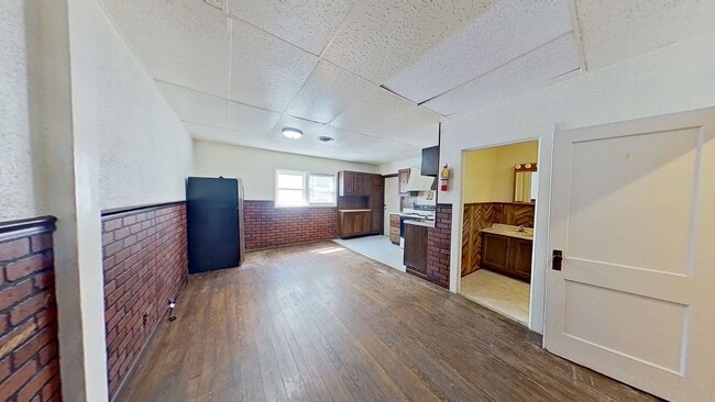 Building Photo - Spacious 1 Bedroom Apartment