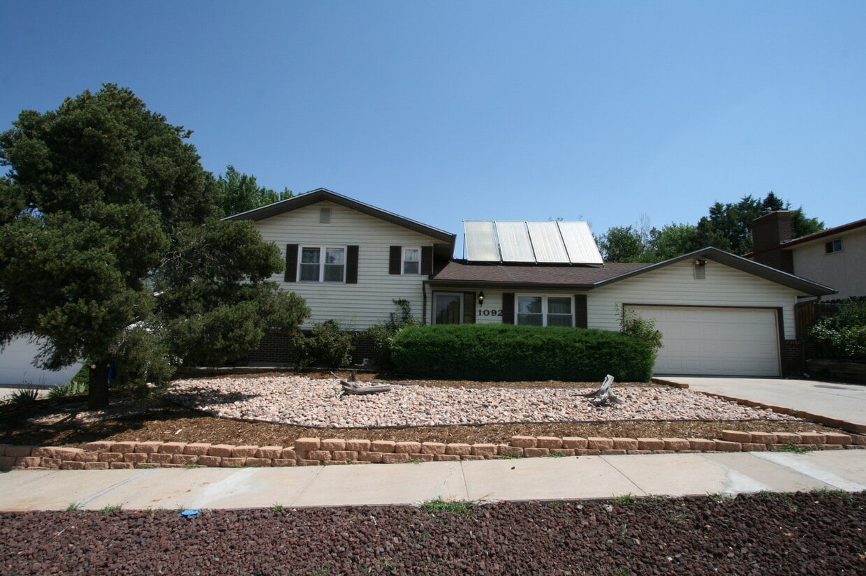 Exceptional 3 bedroom tri-level home close to UCCS! - Exceptional 3 bedroom tri-level home close to UCCS!