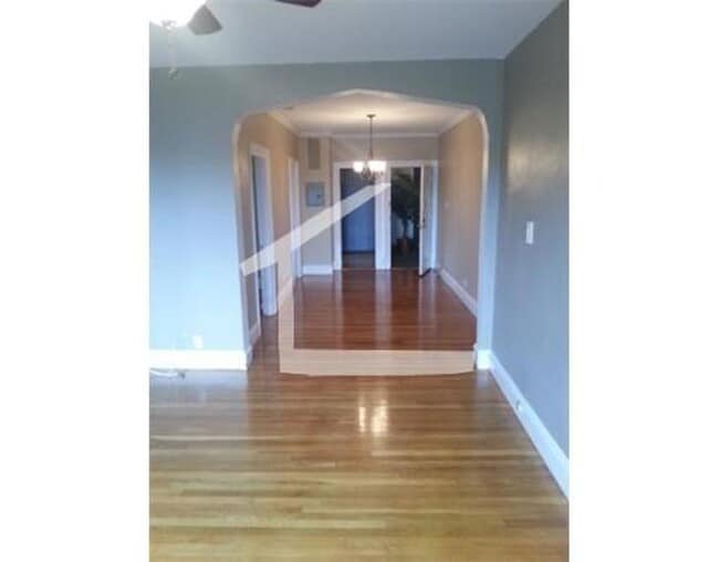 Building Photo - Beautiful 2 bedroom condo with all the ext...