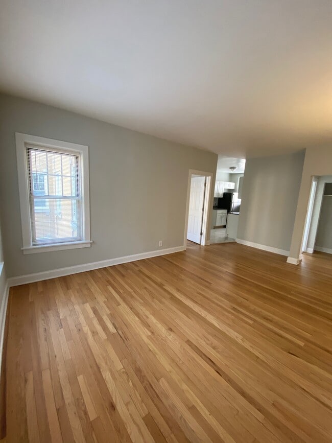 Building Photo - 732 Reba Pl