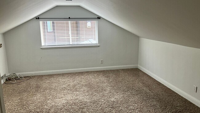 Foto del edificio - Long term rental with garage and large bac...