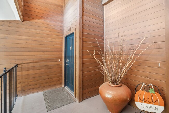 Foto del edificio - Luxury Riverfront Condo Near Georgetown Square | 2 Bed / 2 Bath with Balcony