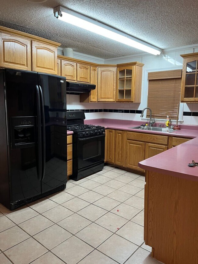 Foto del edificio - 3bedroom with outside studio in the back c...