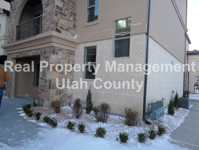 Building Photo - Highland Townhome In Gated Community