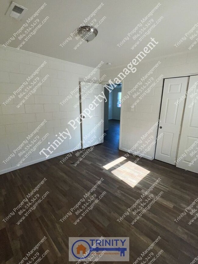 Building Photo - **Section 8 Accepted** Cozy Two Bedroom