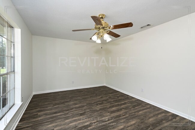 Building Photo - Brick 3BD 2BA with Large Private Yard!