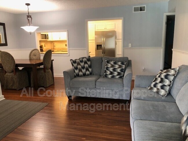 Foto del edificio - 1725 Pine Ridge Rd