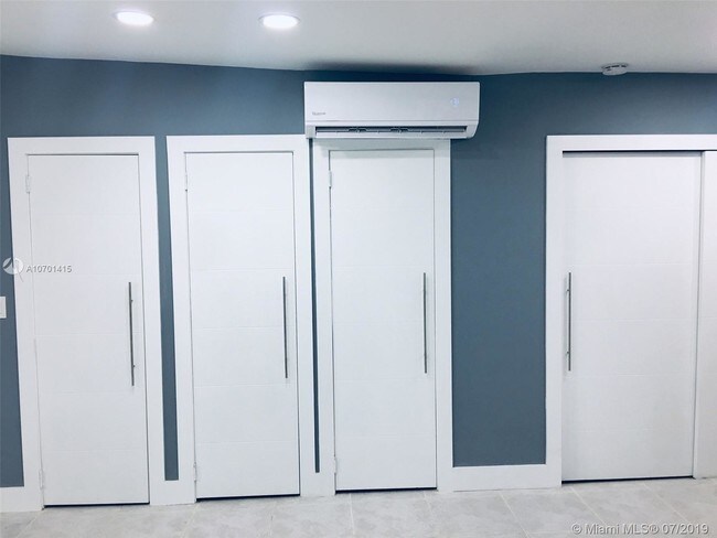 Building Photo - 324 SW 23rd Ave