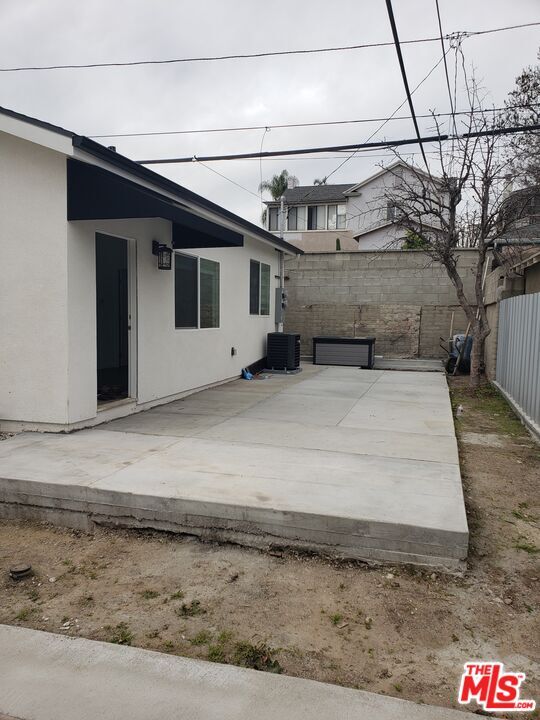 Building Photo - 857 S Norton Ave